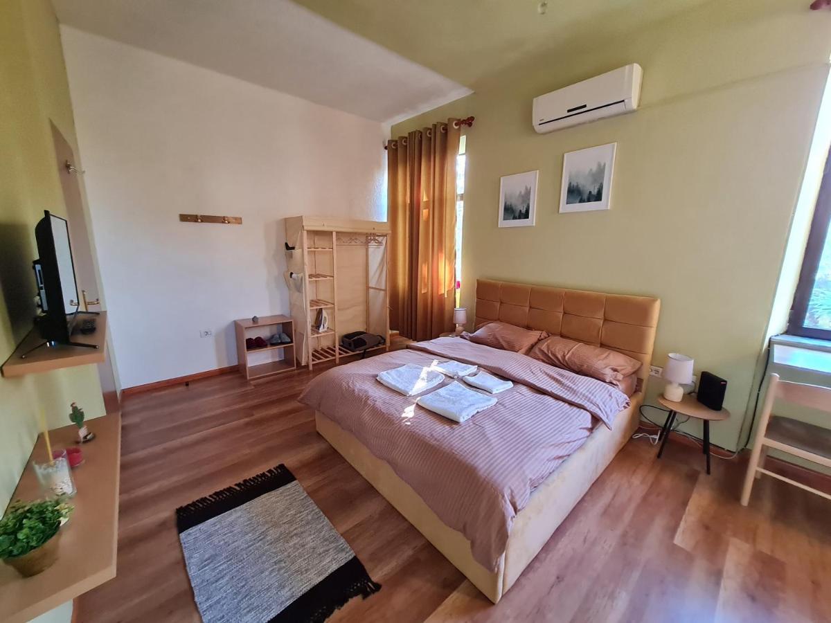 Ex-Block District Charming Studio Apartment With Treeish Sorrounding View! Tiranë Eksteriør bilde