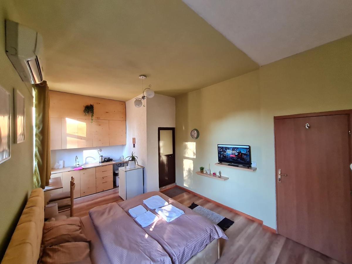 Ex-Block District Charming Studio Apartment With Treeish Sorrounding View! Tiranë Eksteriør bilde