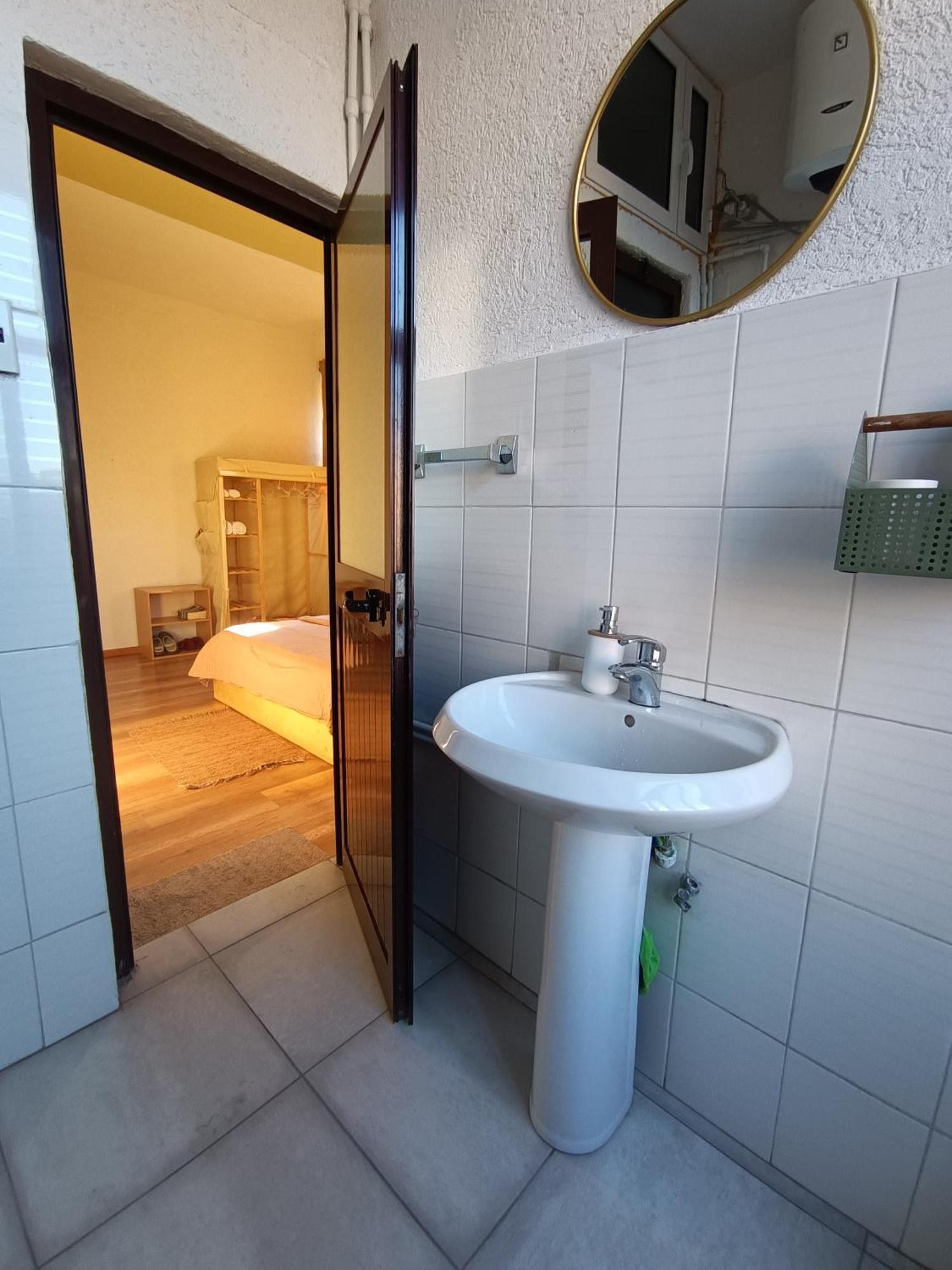 Ex-Block District Charming Studio Apartment With Treeish Sorrounding View! Tiranë Eksteriør bilde